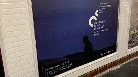 « Ça m’amuse beaucoup d’être dans le métro », se réjouit Bruno Guenin, dont l’une des photos est ici affichée dans la station Porte d’Orléans. © L. PETIT