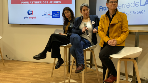 De gauche à droite, au Sia 2020, Fabienne Gomant, de l’Ifop, dont une étude souligne que près de 90 % des jeunes connaissant mal les métiers du lait, Sybille Labrosse, de Pôle emploi et Martine Allard-Demuys, d’Ocapiat Hauts-de-France. © H. LAURANDEL