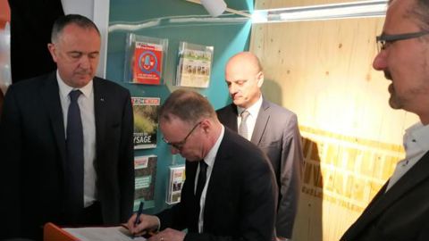 Didier Guillaume, ministre de l’Agriculture (à g.), Dominique Braoudé, président d’Ocapiat, Jean-Michel Blanquer, ministre de l’Éducation nationale, et Éric Pommageot, secrétaire général d’Ocapiat, signent une convention-cadre à bord du camion « L’aventure du vivant » au Sia 2020.