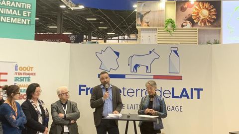 Benoît Leguet, directeur d’I4CE, et Élisabeth Borne, ministre de la Transition écologique et solidaire, ont fait le point sur le Label bas-carbone, sur le stand de l’interprofession laitière, le 23 février au Sia. © CNIEL