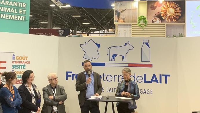 Benoît Leguet, directeur d’I4CE, et Élisabeth Borne, ministre de la Transition écologique et solidaire, ont fait le point sur le Label bas-carbone, sur le stand de l’interprofession laitière, le 23 février au Sia. © CNIEL