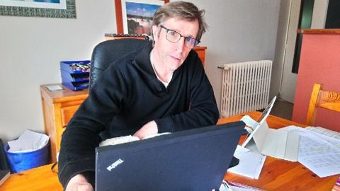 Depuis le bureau de sa ferme, en Loire-Atlantique, Dominique Chargé interpelle les pouvoirs publics sur la crise économique qui se profile, surtout pour certaines des coopératives de la fédération qu’il préside.
