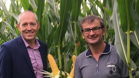 Patrice Goasmat, directeur Farmsaat France (à g.) aux côtés de Jean-Marc Dubot, l’un des 30 agriculteurs partenaires de l’entreprise.