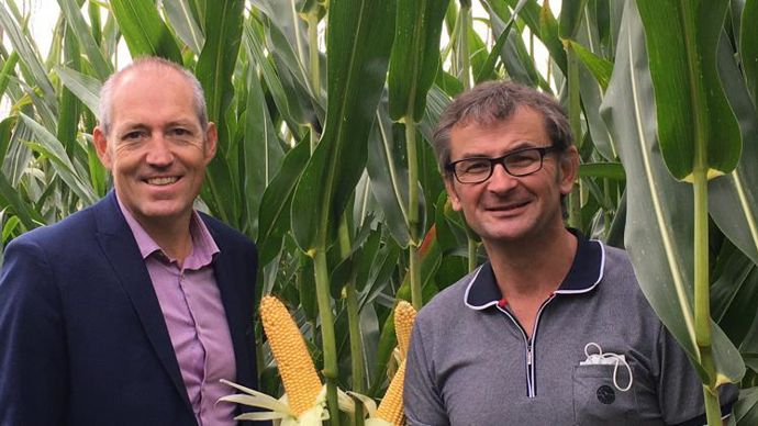 Patrice Goasmat, directeur Farmsaat France (à g.) aux côtés de Jean-Marc Dubot, l’un des 30 agriculteurs partenaires de l’entreprise.