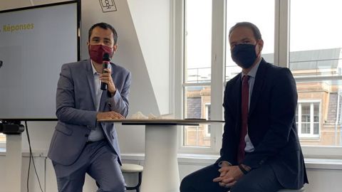 Antoine Hubert, PDG d’Ynsect, et Cédric O, secrétaire d’État chargé de la Transition numérique et des Communications électroniques, le mardi 6 octobre dans les locaux d’Ynsect, à Paris. © R. FOURREAUX