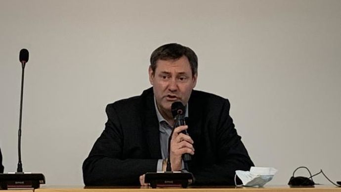 « Cette analyse de sève nous permet de déterminer un programme adapté aux besoins de chaque variété », explique Philippe Michonneau, responsable agronomique à la Scara. © L. PETIT