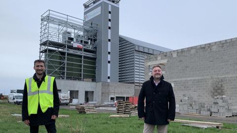 Vincent Bertholier, DG, et Pierre Desgoutte, président de Val’Limagne.coop, devant le silo en construction de Cognat-Lyonne (Allier). © R. FOURREAUX