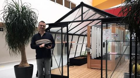 Jean-Benoît Pierrot, responsable du domaine professionnel « agriculture et numérique » du nouveau cycle d’ingénieur de l’Isen Ouest produisant des « agrotechnologues », devant la nouvelle serre de démonstration de l’école.