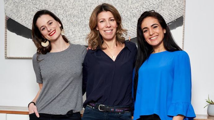 De gauche à droite, Lauren Lachaud, chef de produit, Laure-Anne de Tastes, directrice de la marque, et Fatiha Ramli, responsable R&D, ont lancé la gamme de cosmétiques et compléments alimentaires Cultiv dans le cadre d’une initiative d’intrapreneuriat soutenue par leur groupe InVivo. ©ANDREA BRESCIANI