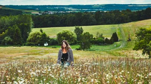 Audrey, agricultrice-coopératrice de Vivescia et apicultrice, dans une jachère apicole à Prouilly, en juin 2020. © GUILLAUME CZERW