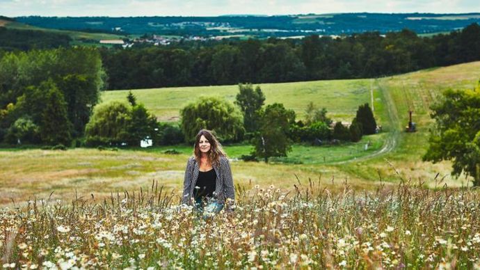 Audrey, agricultrice-coopératrice de Vivescia et apicultrice, dans une jachère apicole à Prouilly, en juin 2020. © GUILLAUME CZERW