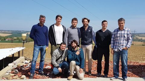 Huit agriculteurs (dont une absente sur la photo), présents auprès de Vincent Costanzo (4e debout en partant de la gauche) depuis la création des Silos de Goujon, ont récemment souscrit des parts de capital du négoce. © SILOS DE GOUJON