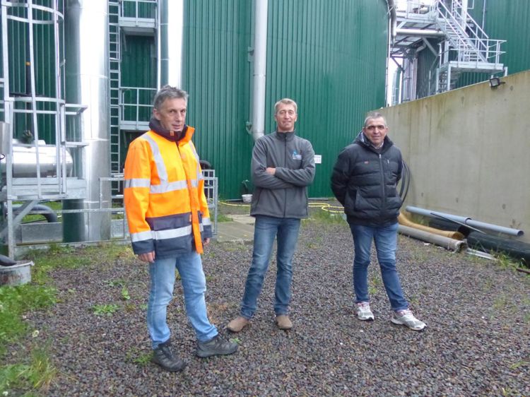 
						Le groupe.  Jean-François Le Meur, président de la SAS Méthan’Agri, Pierre-Henri Guillemine et Olivier Denis représentent trois des 24 exploitations actionnaires de la SAS. 
							© C. Hue