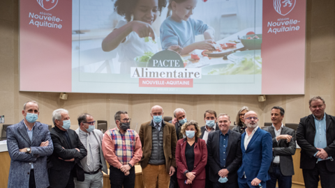 Une quinzaine de partenaires ont signé le nouveau Pacte alimentaire de Nouvelle-Aquitaine, parmi lesquels LCA Nouvelle-Aquitaine. © PAUL ROBIN