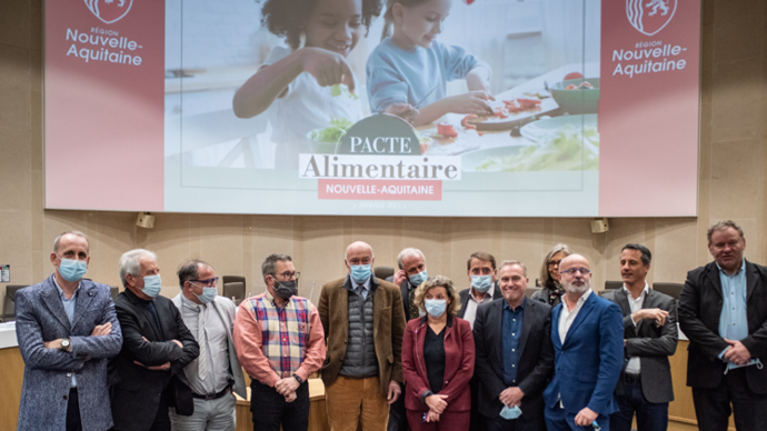 Une quinzaine de partenaires ont signé le nouveau Pacte alimentaire de Nouvelle-Aquitaine, parmi lesquels LCA Nouvelle-Aquitaine. © PAUL ROBIN