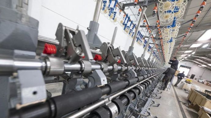 Le dispositif industriel du site NatUp de Saint-Martin-du-Tilleul (Eure) est constitué de plusieurs machines de filature de dernière génération tournées vers un procédé de filage au mouillé. @ JEAN-FRANÇOIS LANGE