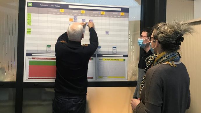 Le service maintenance et logistique de Terre Atlantique en pleine action de Lean management, avec Benoît Lecluselle, responsable exploitation logistique (à g.), Loïck Tillaud, apprenti HSE, et Frédérique Thomas, assistante exploitation logistique.