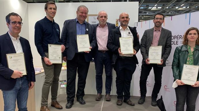 Pierre Philippe, DG des Vignerons de Buzet, Patrick Meunier, directeur projet coopératif Ingredia (Prospérité fermière), Denis Baro, président des Caves de Rauzan, Alain Jounot, de l’Afnor, Thierry Descazeaux, président d’Unicoque, Régis Laporte, directeur de la Cave des Vignerons de Tursan, et Estelle Thibaut, DG de la Scara, avec leur attestation de labellisation « Coopératives So Responsables » sur le stand de LCA, au Sia, le 1er mars. © H. LAURANDEL