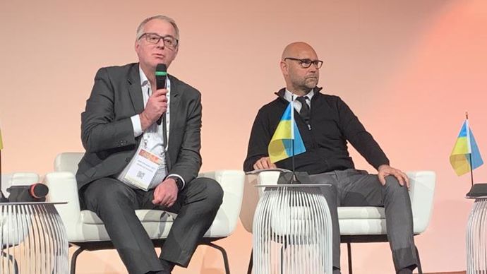 « Au mieux, 1,5 Mt de maïs ukrainien pourra être exporté d’ici la fin de campagne », estimait Jean-François Lépy (à g.), vice-président du Synacomex et directeur de Soufflet Négoce, ici au côté de Denis Le Fers (direction générale du trésor), lors de la matinée export Intercéréales, mercredi 23 mars à Paris © R. FOURREAUX