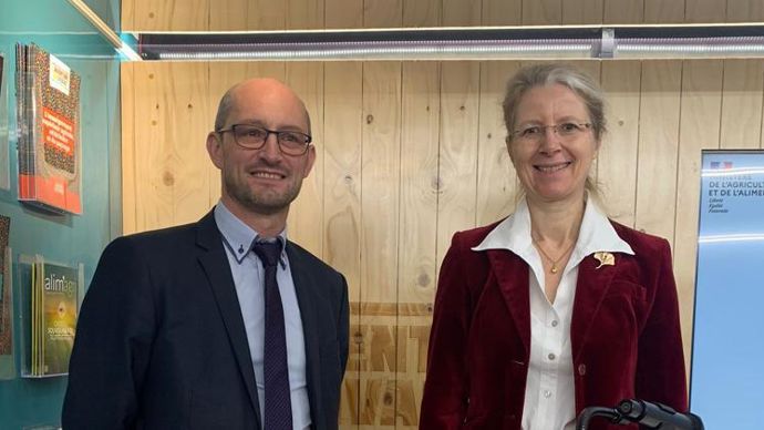 Antoine Pissier, vice-président de la FC2A, et Valérie Baduel, directrice générale de l’enseignement et de la recherche (DGER) au ministère de l’Agriculture et de l’Alimentation, ont renouvelé, mardi 1er mars au Sia, la convention de partenariat relative à la promotion des emplois et des métiers du commerce agricole auprès des apprenants de l’enseignement agricole.