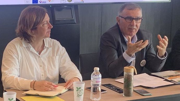 Maelenn Poitrenaud, responsable innovation et développement chez Sede environnement, et François Mandin, président de l’Apad, le 28 février au Sia. © R. FOURREAUX