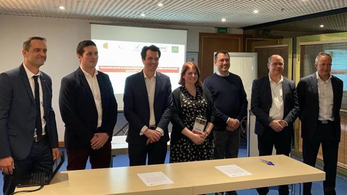 De gauche à droite : Sébastien Bordas (McDonald’s France), Pierrick Pigot (DG de Puiseaux), Éloi de la Celle (McDonald’s France), Inès Zerilli Pinto (Bimbo QSR), Frédéric Ozanne (DG de Boisseaux), Christophe Duchez (GMP) et Laurent Vittoz (Valfrance), le jeudi 3 mars au Sia.