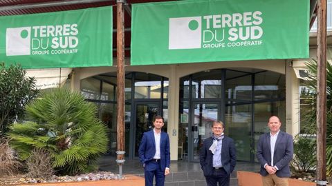 Sylvain Théon, DGA (à g.), Patrick Grizou, président, et Michel Clairefond, DG de Terres du Sud, à Clairac (Lot-et-Garonne), accueillent de nouveaux partenaires financiers dans leur tour de table pour assurer le développement du groupe. © TERRES DU SUD