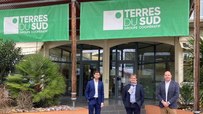 Sylvain Théon, DGA (à g.), Patrick Grizou, président, et Michel Clairefond, DG de Terres du Sud, à Clairac (Lot-et-Garonne), accueillent de nouveaux partenaires financiers dans leur tour de table pour assurer le développement du groupe. © TERRES DU SUD