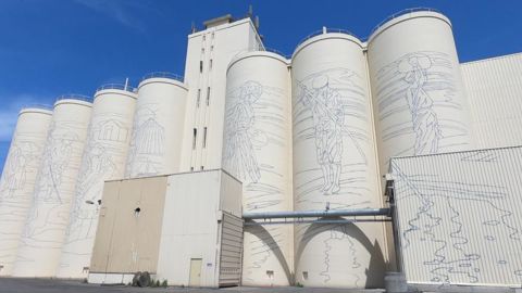 Cette œuvre monumentale occupera une surface totale de 1 700 m2 des sept unités du silo portuaire de Cavac aux Sables-d’Olonne (Vendée), stockant des céréales pour l’exportation.