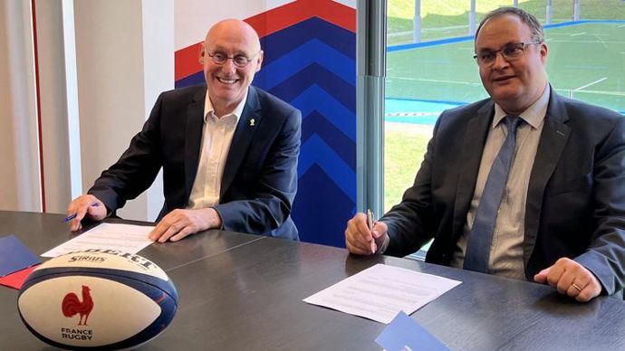 Bernard Laporte, président de la Fédération française de rugby (à g.), et Laurent Guerreiro, président du groupe RAGT, lors de la signature de la convention de partenariat, le 18 mai au  Centre national du rugby de Marcoussis, siège de la FFR.