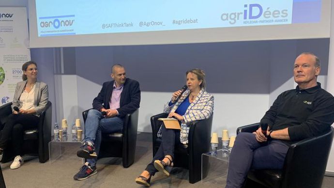 De gauche à droite : Lucile Dauger (Axa Climate), Fabien Porée (Bayer CropScience), Valérie Frapier (Vivescia) et François Thiérart (MyEasyFarm), lors de l’évènement organisé par Agridées et Agronov le 16 mai, à Paris. © R. FOURREAUX