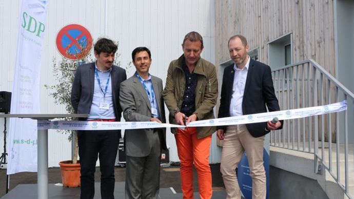 De droite à gauche, Jérémy Dauchin, directeur général de SDP, Éric Delhaye, maire de Laon, Nuno Loureiro, directeur financier de Rovensa, et Guillaume Reverdy, architecte lors de l’inauguration, le 12 mai, du labo de SDP à Laon. © B. CAILLIEZ