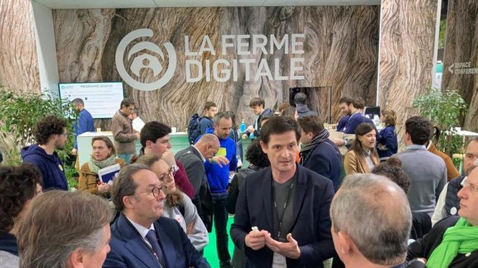 Jérôme Le Roy, président de la Ferme digitale (ici, au centre, au Salon de l’agriculture 2022), est surpris des résultats, car il voit sur le terrain « un mouvement fort avec des entreprises qui se développent beaucoup ». © DLTran_LaFermeDigitale