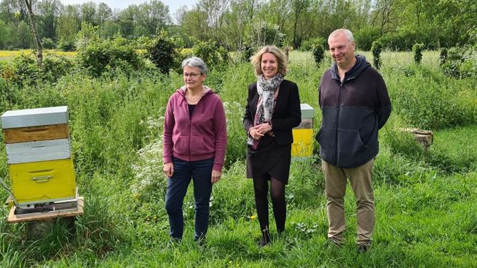 « Il n’y a aucun business derrière. C’est vraiment par conviction, on apporte notre pierre à l’édifice », explique Mickaël Murail, responsable collecte chez Cosset, au côté de Mme Bonnaud, apicultrice (à g.) et Cécile Jalleau-Cosset, dirigeante du négoce. © VERT L’AVENIR