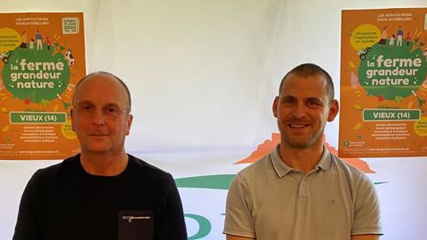 Éric Lemonnier (à g.), président de la commission semences d’Agrial, et Fabrice Fortin, président de la vie coopérative, ont annoncé la première édition de La ferme grandeur nature lors d’une conférence de presse. © AGRIAL