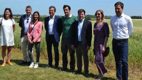Le 31 mai à Juzes (Haute-Garonne), Florine Pommier, chef de produit pâte chez Panzani (à g.), Charles Neron Bancel, directeur des achats blé dur, Cécile Renault, directrice R&D et RSE, Albert Mathieu, président, Vincent Jonquières, agriculteur, Jacques Groison, directeur du pôle agricole d’Arterris, Audrey Luc, responsable marketing pâtes de Panzani, et Nicolas Prévost, directeur Métiers du grain d’Arterris. © F. JACQUEMOUD