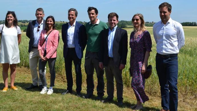Le 31 mai à Juzes (Haute-Garonne), Florine Pommier, chef de produit pâte chez Panzani (à g.), Charles Neron Bancel, directeur des achats blé dur, Cécile Renault, directrice R&D et RSE, Albert Mathieu, président, Vincent Jonquières, agriculteur, Jacques Groison, directeur du pôle agricole d’Arterris, Audrey Luc, responsable marketing pâtes de Panzani, et Nicolas Prévost, directeur Métiers du grain d’Arterris. © F. JACQUEMOUD