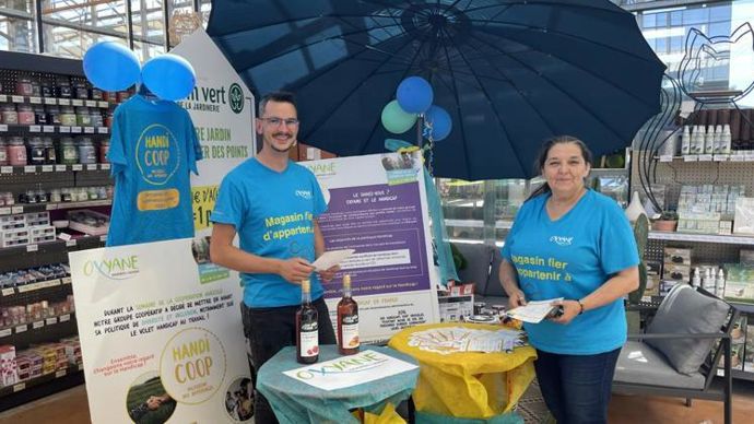 Romain, responsable magasin, et Christelle, son adjointe, au magasin Gamm vert de Salaise-sur-Sanne (Isère) du groupe Oxyane, ont sensibilisé la clientèle à la nouvelle politique handicap du groupe.