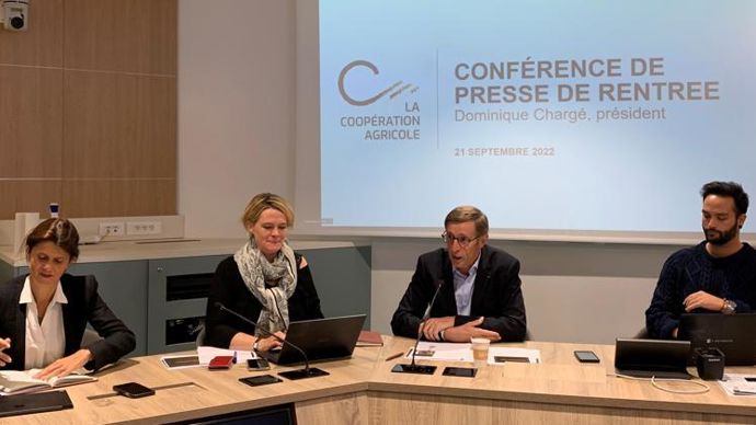 Le 21 septembre, lors de la conférence de presse de La Coopération agricole, Florence Pradier, sa directrice générale (à g.), Mélodie Deneuve, sa directrice communication, Dominique Chargé, son président, et Guillaume Le Hoan, son responsable communication. © H. LAURANDEL.