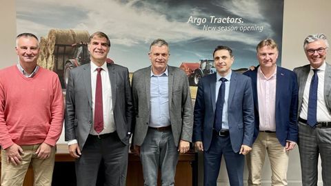 De gauche à droite, Bertrand Vanacker, membre du bureau de Noriap, Simeone Morra, director corporate business Argo Tractors, Luc Vermersch, président délégué du groupe Noriap, Jean-Luc Fernandez, directeur général d’Argo France, Xavier Beaufort, directeur général de Somat, et Franco Artoni, business development manager global Argo Tractors, lors de la signature du partenariat début novembre.