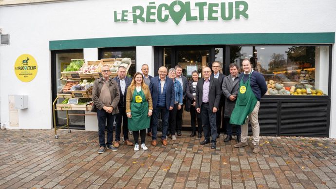 Jour d’ouverture du premier magasin alimentaire Le Récolteur à Ploemeur (Morbihan) avec notamment en partant de la droite, Fabien Grelier, responsable du magasin, Dominique Loriot, en charge du projet, Alain Perrin et Serge Le Bartz, respectivement DG et président du groupe Eureden. © EUREDEN