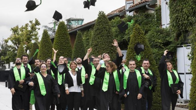 Pour développer sa marque employeur One Coop, le groupe Arterris est parti des actions concrètes déjà en place, à l’image de la formation qualifiante de ses managers (ici, l’une des promotions de 2021). © ARTERRIS