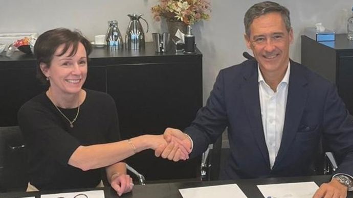 Javier Goñi, PDG du groupe Fertiberia, avec l’épouse de l’ancien propriétaire de Van de Reijt, lors de la signature la semaine dernière.