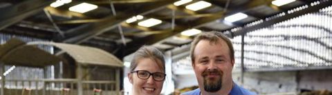 Astrid et Guillaume Carlu. Deux fois par an, ils ouvrent les portes de la ferme au public en lien avec l’office du tourisme, pour expliquer le métier d’éleveur. 