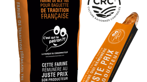 Un kit de communication (sacherie, kakemono, etc.) met en avant les valeurs responsables de la démarche et de la baguette « C’est qui le patron ?! » en magasin.
