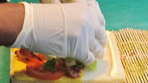 En fabrication, comme en vente, utilisez des gants et présentez  vos produits sous protection. 