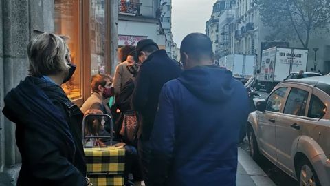A l’Atelier P1 (Paris 18e), les clients attendent à l’extérieur s’il y en a plus de deux dans le magasin. Un banc est à disposition dehors.