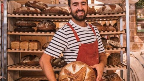 À 31 ans, Julien Cantenot veut remettre le levain naturel et la fermentation longue au goût du jour.©Anne-Claire Héraud