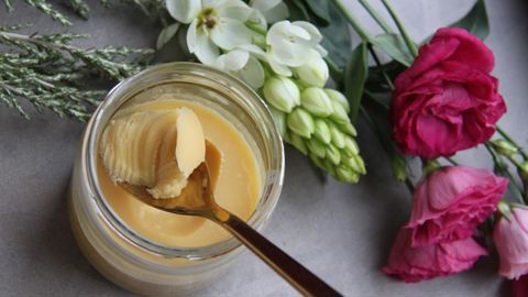 Le ghee se trouve partout mais se fait très facilement maison  en faisant chauffer du beurre et en écumant à sa surface toute la caséine @megumi-nachev Unsplash