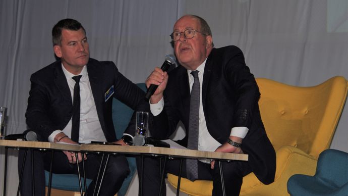 C’est non sans une certaine émotion que Philippe Mangin (à dr. au côté du DG, Arnaud Le Grom de Maret) a remercié vivement toutes celles et ceux qui l’ont accompagné pendant ses trente ans de présidence à la tête d’EMC2.